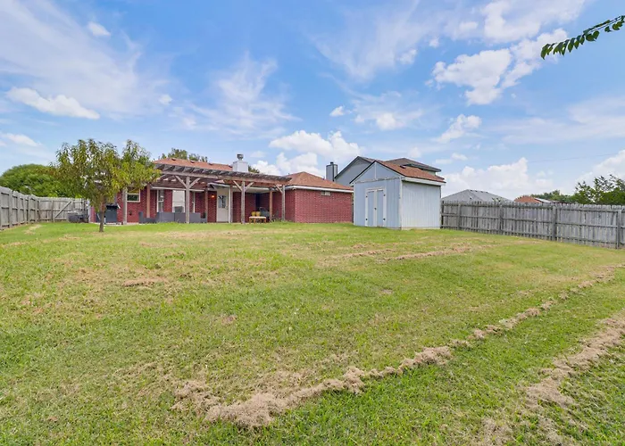 Fenced-in Yard: Family 4 Mi To Dtwn Killeen! Holiday home *