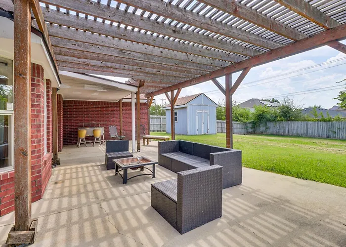 Fenced-in Yard: Family 4 Mi To Dtwn Killeen! Holiday home Killeen