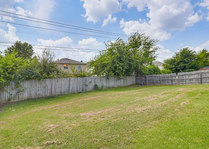 Fenced-in Yard: Family 4 Mi To Dtwn Killeen! Holiday home *