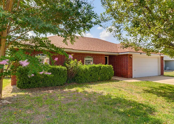 Holiday home Fenced-in Yard: Family 4 Mi To Dtwn Killeen! Killeen