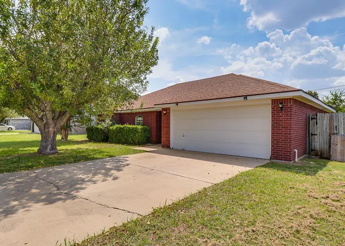 Holiday home Fenced-in Yard: Family 4 Mi To Dtwn Killeen!